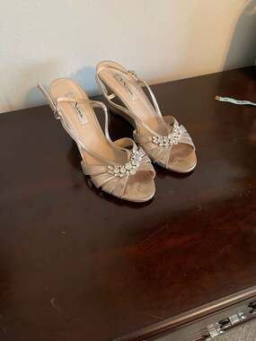 Nina New York Viani Jeweled Strappy Wedge Sandals Gold Shimmer Size 9.5